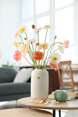 Evdeki masada güzel gelincik çiçekleri ve dekor