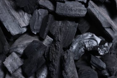 Arkaplan olarak siyah kömür parçaları, üst görünüm