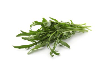 Taze yeşil roka yaprakları beyazın üzerinde izole.