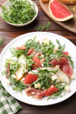 Lezzetli salata roka, prosciutto, peynir, armut, greyfurt ve fındık.