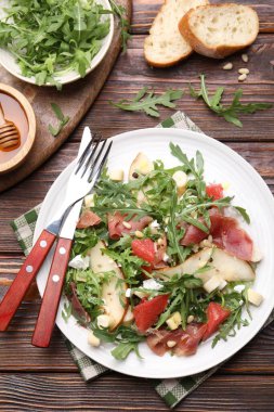 Tahta masada servis edilen roka ve prosciutto ile nefis bir salata.