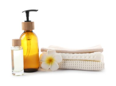 Beyaz üzerine izole edilmiş waffle havluları ve kozmetik ürünleri olan spa kompozisyonu