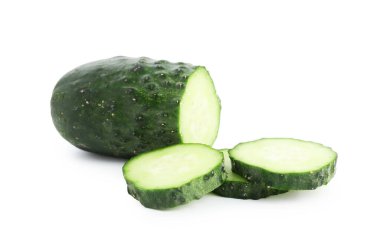 beyaz izole taze salatalık dilimleri