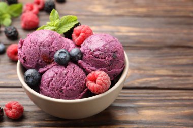 Taze böğürtlenli lezzetli şerbet ve ahşap masada nane şekeri, yakın plan. Metin için boşluk