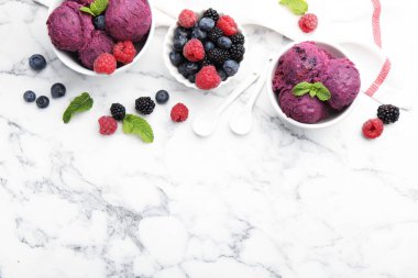 Taze böğürtlenli lezzetli şerbet ve beyaz mermer masa üzerinde nane şekeri, düz. Metin için boşluk