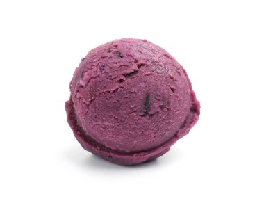 Beyaza izole edilmiş lezzetli mor şerbet. Tatlıyı tazeliyorum