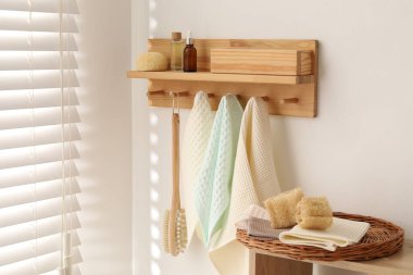 Temiz waffle havluları ve banyoda askıda asılı fırça.