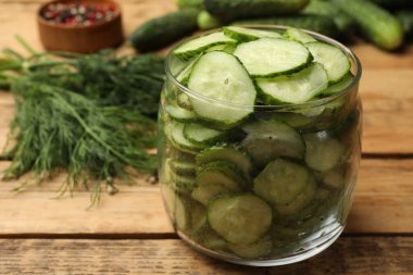 Turşu yapıyorum. Taze salatalık ve dereotu ahşap masada, yakın plan.