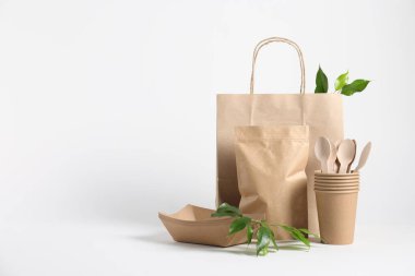 Farklı çevre dostu ambalajlar ve beyaz arka planda bırakmalar. Metin için boşluk