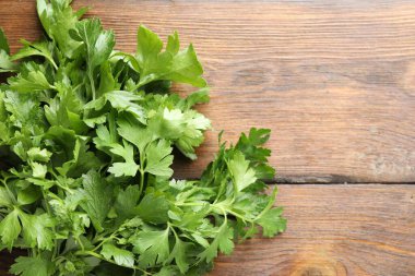 Tahta masada bir demet taze maydanoz, üst manzara. Metin için boşluk
