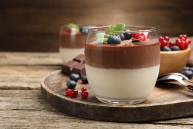 Çikolatalı, böğürtlenli ve nane şekerli nefis panna cotta.