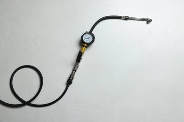 Arka planda göstergesi olan bir lastik enflasyon silahı, üst görüş. Metin için boşluk