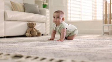 Evde yerde sürünerek şirin bebek