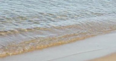 Güzel dalgalı deniz yaz günü açık havada