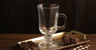 Lezzetli çikolatalı milkshake 'i ahşap masaya, cama döküyorum.