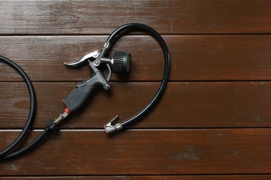 Ahşap arka planda göstergesi olan bir enflasyon tabancası.