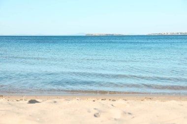 Güzel deniz ve kumlu sahil açık mavi gökyüzünün altında