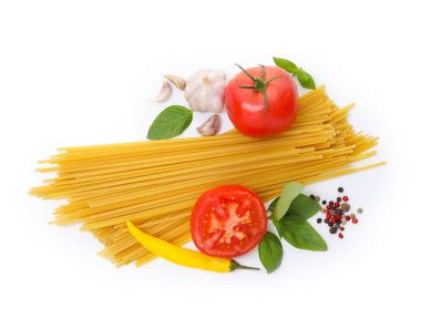 Çiğ spagetti makarnası ve beyaza izole edilmiş farklı malzemeler.