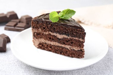 Gri masadaki naneli çikolatalı kek, yakın plan.