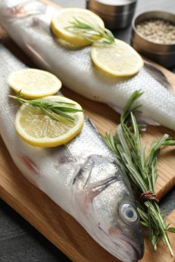 Siyah masada baharatlı taze çiğ deniz kabuğu, yakın plan. Balık ve deniz ürünleri lezzetleri