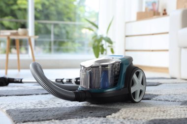 Evin zemininde bir elektrikli süpürge var. Ev aletleri