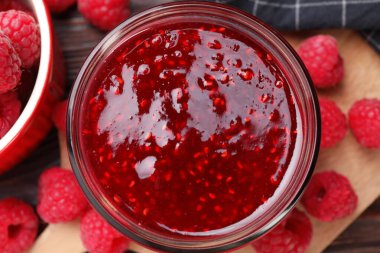 Cam kavanozda tatlı ahududu reçeli ve masada böğürtlen