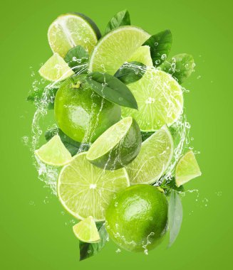 Yeşil arka planda taze limon ve su sıçratan bir içecek.