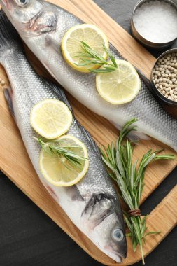 Siyah masadaki baharatlı taze çiğ deniz kabuğu. Balık ve deniz ürünleri lezzetleri