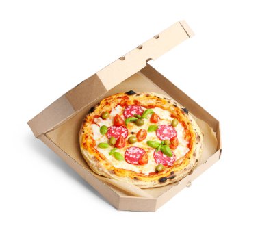 Beyaz üzerine salamlı, zeytinli, domatesli ve fesleğenli lezzetli pizza.