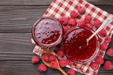 Bardakta ahududu reçeli ve ahşap masada böğürtlen.