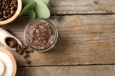 Doğal vücut fırçası ve kahve çekirdekleri ahşap masada, düz yerde. Metin için boşluk