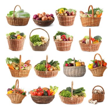 Hasır sepetlerdeki taze sebzeler beyaz sepetlerde izole edilmiş.