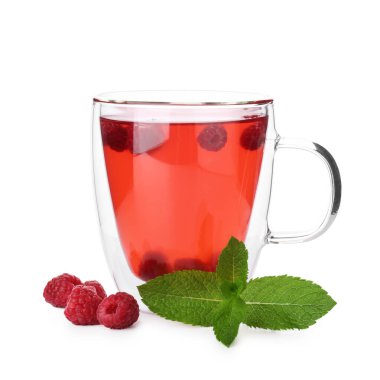 Cam bardakta Aromatik ahududu çayı, beyaz bardakta izole edilmiş böğürtlen ve yeşil yapraklar