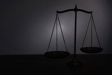 Karanlığın içinde adalet terazisi. Metin için boşluk