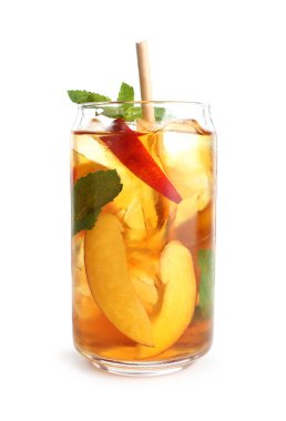 Buzlu şeftali çayını tazeliyorum, beyaz bardakta izole edilmiş nane şekeriyle.