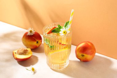 Şeftalili, limonlu, naneli ve çiçekli buzlu çay.