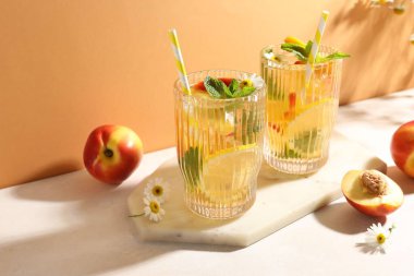 Şeftalili, limonlu, naneli ve çiçekli buzlu çay.