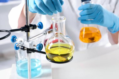 Laboratuvarda farklı örneklerle çalışan bir bilim adamı. Çözüm kimyası