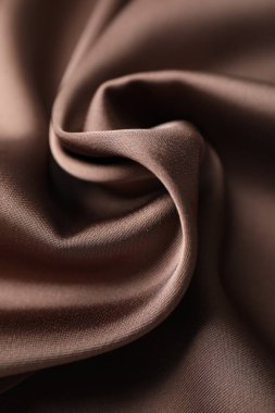 Arkaplan olarak buruşuk açık kahverengi ipek kumaş, yakın plan