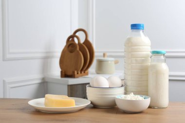 İçerideki ahşap masada farklı süt ürünleri ve yumurtalar. Metin için boşluk