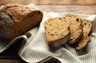 Tahta masadaki taze ekmek parçaları, yakın plan.