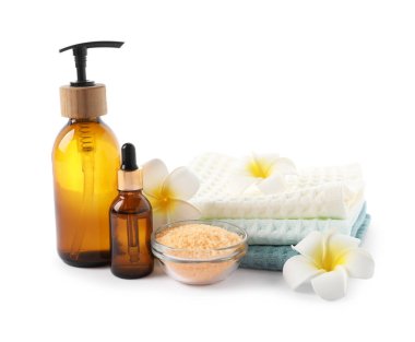 Beyaz üzerine izole edilmiş waffle havluları ve kozmetik ürünleri olan spa kompozisyonu