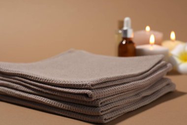 Açık kahverengi arka planda katlanmış waffle havluları, yakın plan.