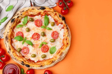 Turuncu arka planda lezzetli pizza ve malzemeler. Metin için boşluk