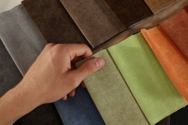 İnsan kumaşı kapalı alanlarda, yukarılarda farklı örnekler arasından seçer.