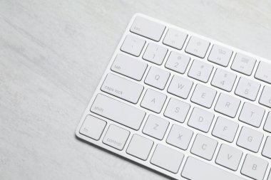 Beyaz ahşap masadaki modern kablosuz klavye. Metin için boşluk