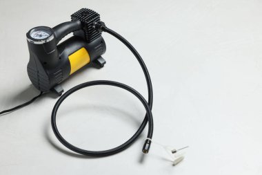 Hafif arka planda bir modern lastik şişirici