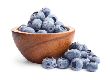 Birçok donmuş yaban mersini beyaz kasede izole edilmiş.