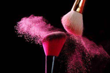 Siyah arka planda pembe göz farlı makyaj fırçaları, yakın plan