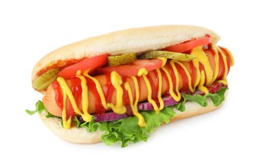 Lezzetli sosisli, domates, turşu, marul, soğan, ketçap ve hardal beyaz üzerine izole edilmiş.